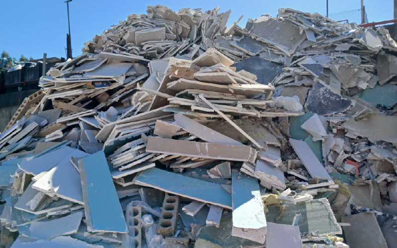 Resíduos de placas de gesso dão origem a materiais mais sustentáveis